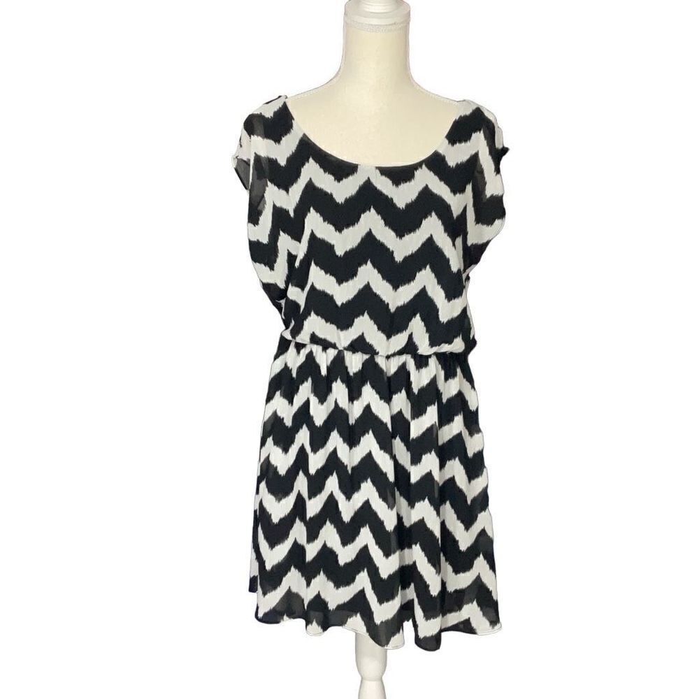 IZ Byer Black White Chevron pattern Sleeveless Elastic Waist Dress Size Large